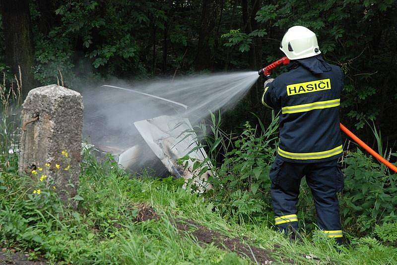 Havárie automobilu na plynový pohon u Blešna v pondělí 29. června 2009.