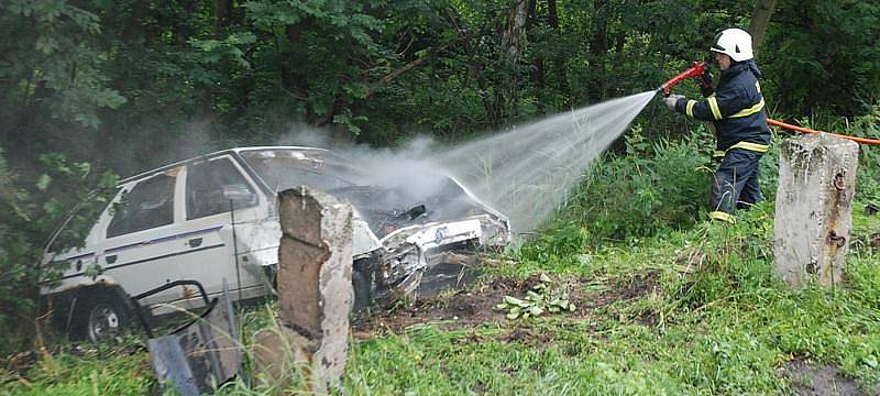 Havárie automobilu na plynový pohon u Blešna v pondělí 29. června 2009.