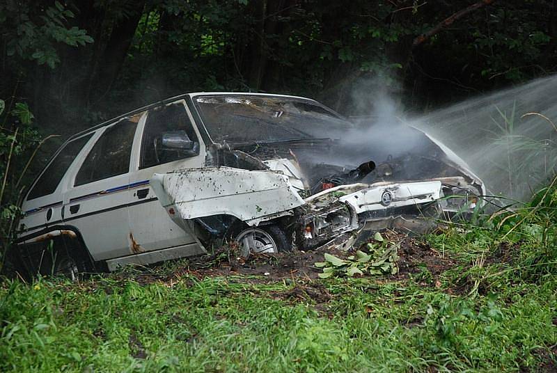 Havárie automobilu na plynový pohon u Blešna v pondělí 29. června 2009.