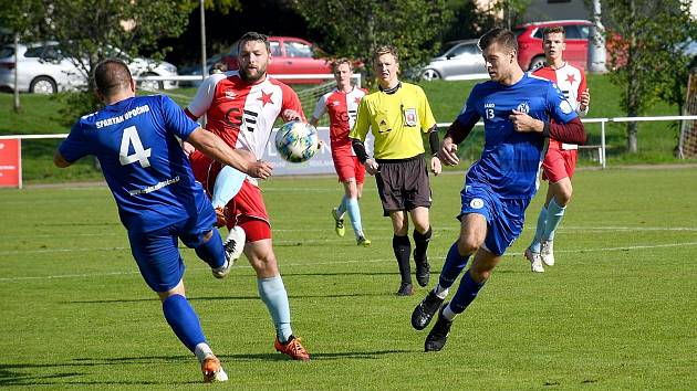 Rezerva hradecké Slavie se po vítězství s Opočem (2:0) vyhoupla do čela tabulky I. B třídy skupiny B.