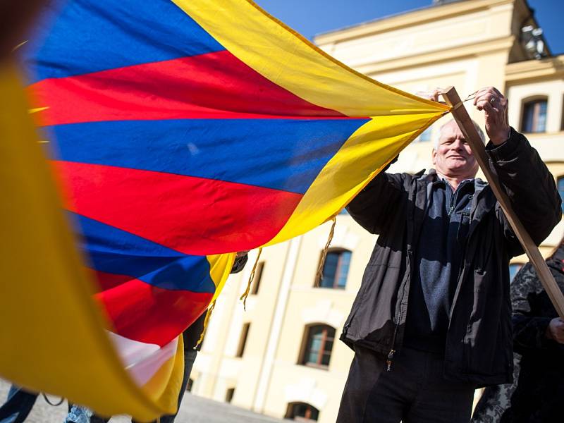 Vlajka pro Tibet na Pivovarském náměstí v Hradci Králové.