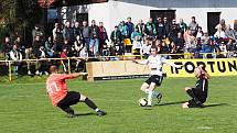 Televizní duel I. A třídy Stěžery (v tmavém) vs. Kunčice 1:5.