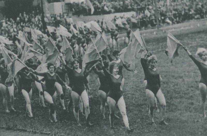 Posluchačky Pedagogické fakulty na krajském kole spartakiády v Hradci Králové roku 1965.