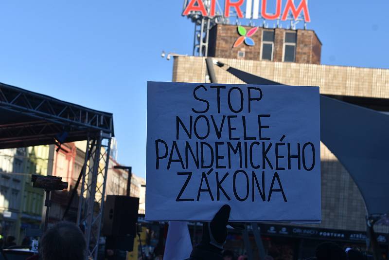 Volání po svobodě se v sobotu odpoledne neslo Hradcem Králové, kde se konala demonstrace odpůrců protiepidemických opatření. Na náměstí 28. října se jich odhadem sešlo více než šest stovek.