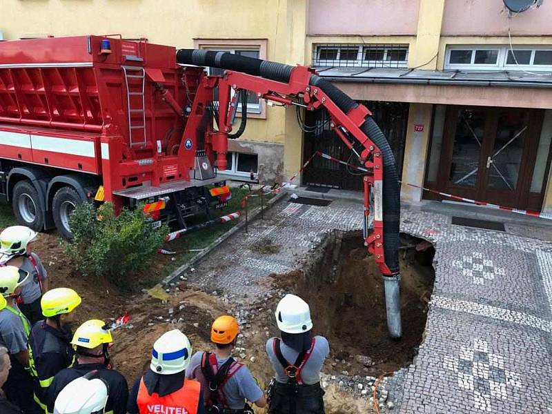 Hasiči vyprostili osobu ze závalu ve sklepě, na místo byla povolána technika záchranného útvaru.