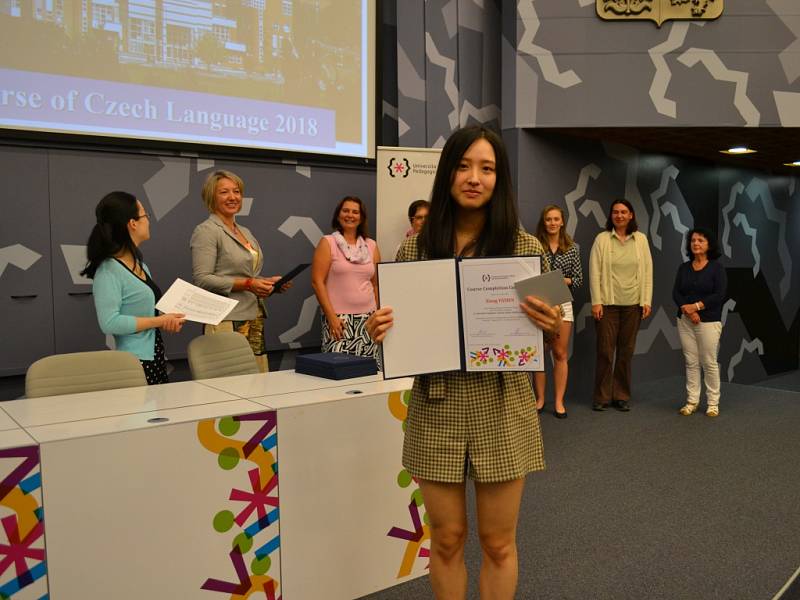 Čínští studenti si převzali certifikát znalosti českého jazyka.