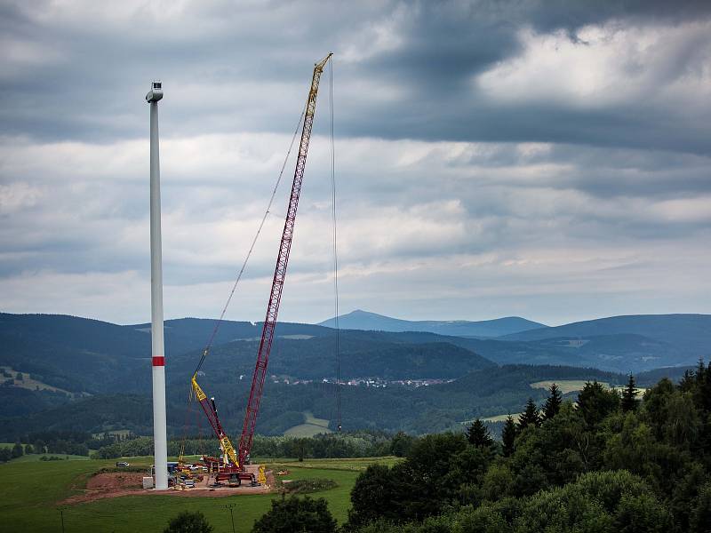 Stavba nové větrné elektrárny ve Zlaté Olešnici na Trutnovsku,