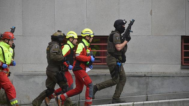 Osamělý střelec vtrhl do budovy Lékařské fakulty v Hradci Králové. Na situaci, kterou známe spíš ze Spojených států, cvičili policisté, hasiči a záchranka.