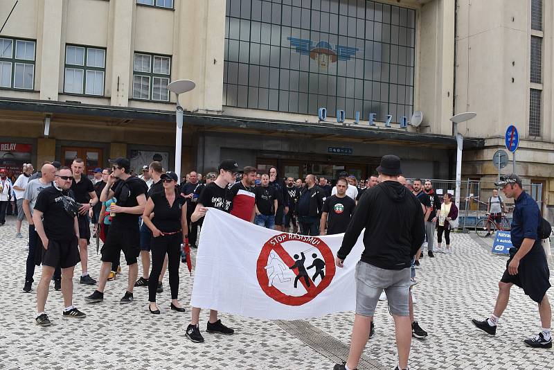 Asi 150 lidí se sešlo na pochodu, kterým podpořili svého těžce zraněného kamaráda. Na klidný průběh dohlíželi desítky policistů včetně dvou členů antikonfliktního týmu.