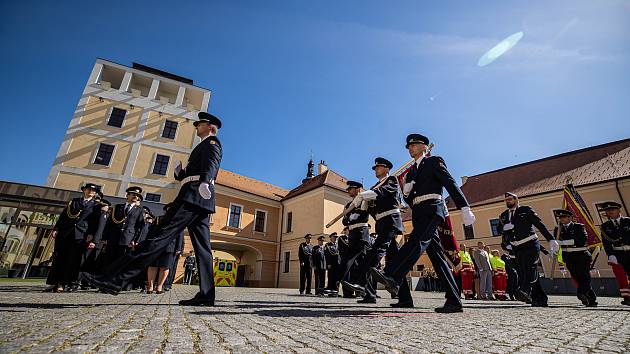 Devatenáct hasičů z Královéhradeckého kraje převzalo od ředitele HZS KHK a hejtmana Martina Červíčka ocenění za zásluhy a věrnost.