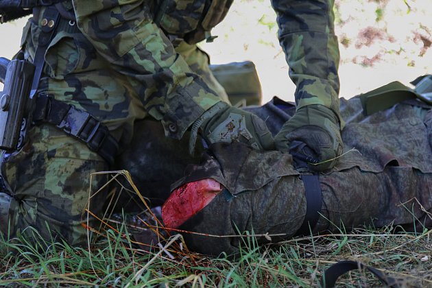Součástí výcviku je i zdravotní příprava, ve které se vojáci učí poskytnout první pomoc v boji.