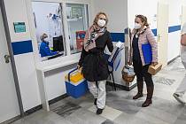 V Krajských nemocnicích v Královéhradeckém kraji začla vakcinace na COVID-19. Do náchodské nemocnice dorazila očkovací látka dnes a hned byla využita.