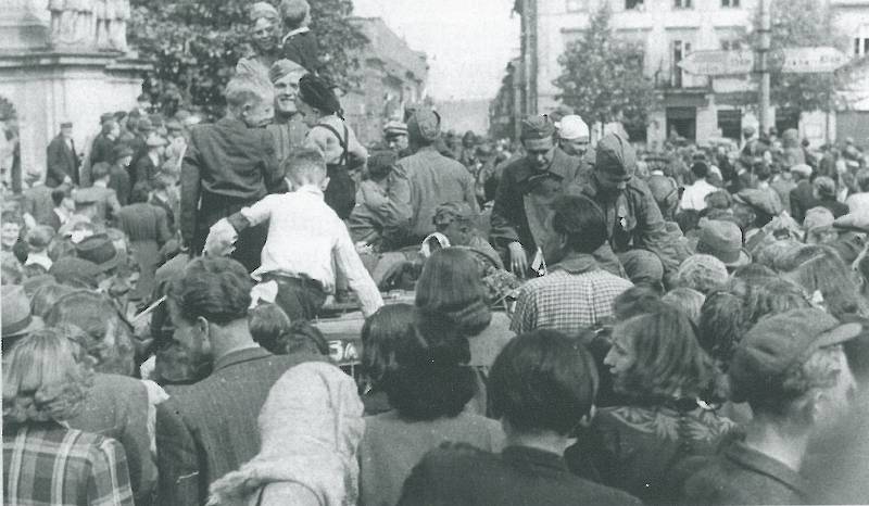 Vítání Rudé armády v Novém Bydžově 10. května 1945
