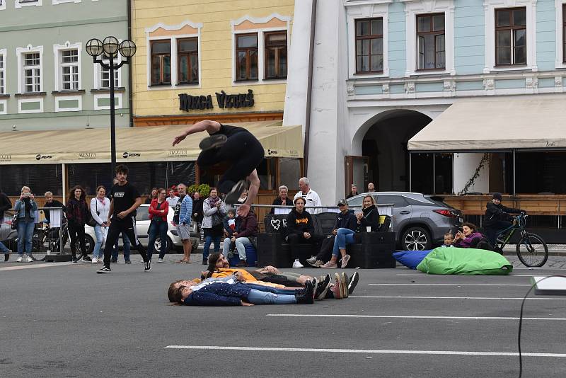 Velké náměstí v neděli odpoledne ožilo uměním.