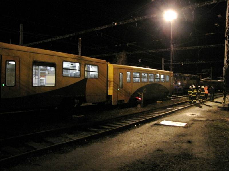 Srážka dvou vlaků a následné vykolejení jednoho z nich na hradeckém hlavním nádraží.