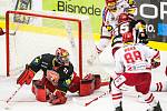 Hokejová extraliga: Mountfield HK - HC Oceláři Třinec.