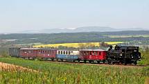 Velcí i malí milovníci historických vlaků se mohli 7.května svézt ve východních Čechách starodávnou soupravou.