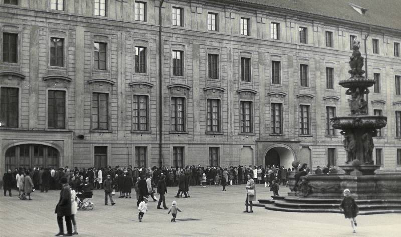 Před cestou do Londýna byl betlém v roce 1969 vystaven na Pražském hradě v Plečnikově síni. A opět se stály fronty.