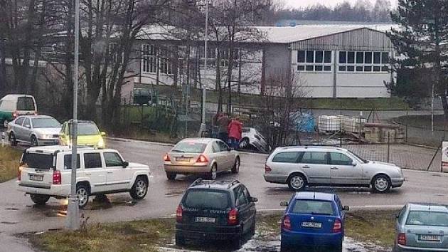 Havárie osobního automobilu v Kladské ulici v Hradci Králové.