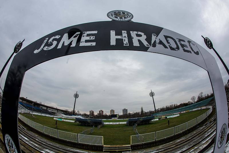 Fotbalový klub v Hradci Králové rozprodává svů stadion. Uspořádal sbírku na podporu výstavby nového fotbalovho stánku.