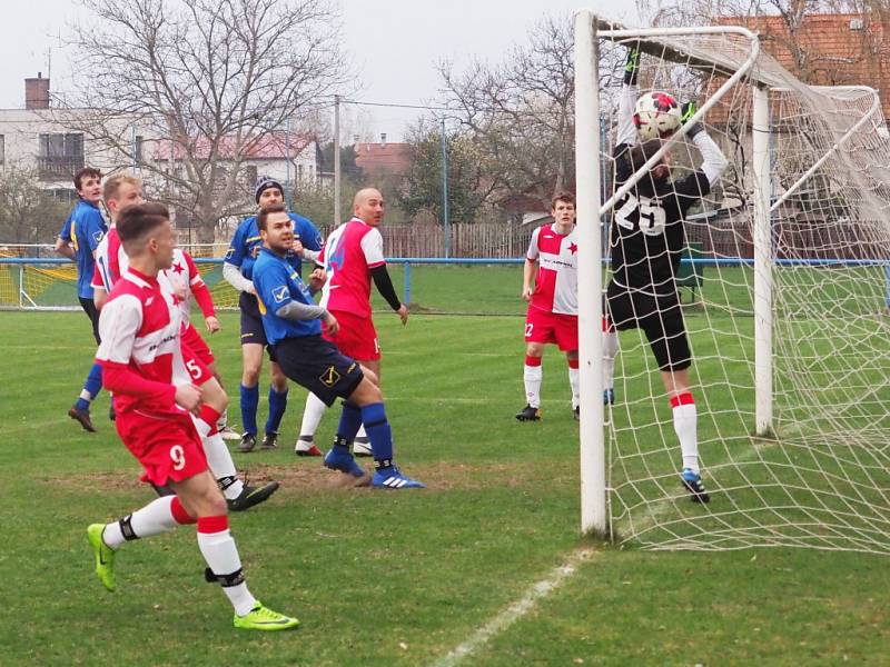 Okresní přebor ve fotbale: Malšova Lhota - Slavia Hradec Králové B.