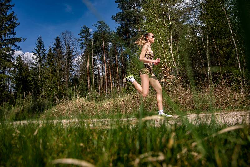 Kimberley Ficenecová, která se narodila českým rodičům v Kalifornii, chce závodit na olympiádě v Tokiu. Chybí jí 2,5 sekundy ji ke splnění kvalifikačních limitů. Nyní trénuje v Hradci Králové v lesích i na hasičském stadionu.