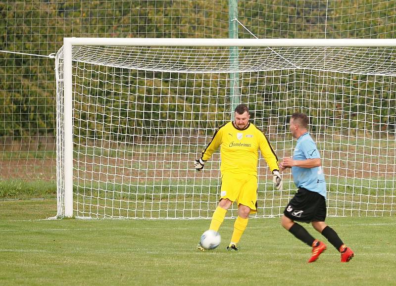 Doposud stoprocentní Probluz (v černém) na domácím trávníku porazila v duelu III. třídy Neděliště 4:2.