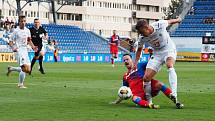 Sporný moment. Rozhodčí po zákroku na Ryneše penaltu neodpískal. Vzápětí šel Hradec do deseti.