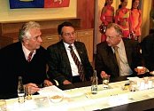 Senátor Karel Barták s poslancem Davidem Kafkou a hejtmanem Pavlem Bradíkem.