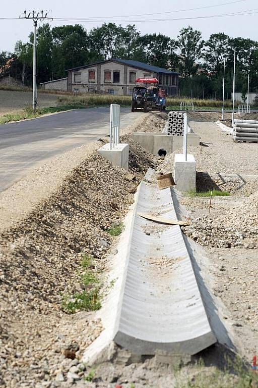 Rekonstrukce silnice mezi Lubnem a Nechanicemi na Královehradecku probíhala 2. září 2009.