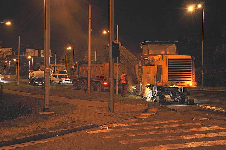 Noční práce při opravě vozovky na Brněnské třídě, sobota 27. září 2008, dvě hodiny po půlnoci