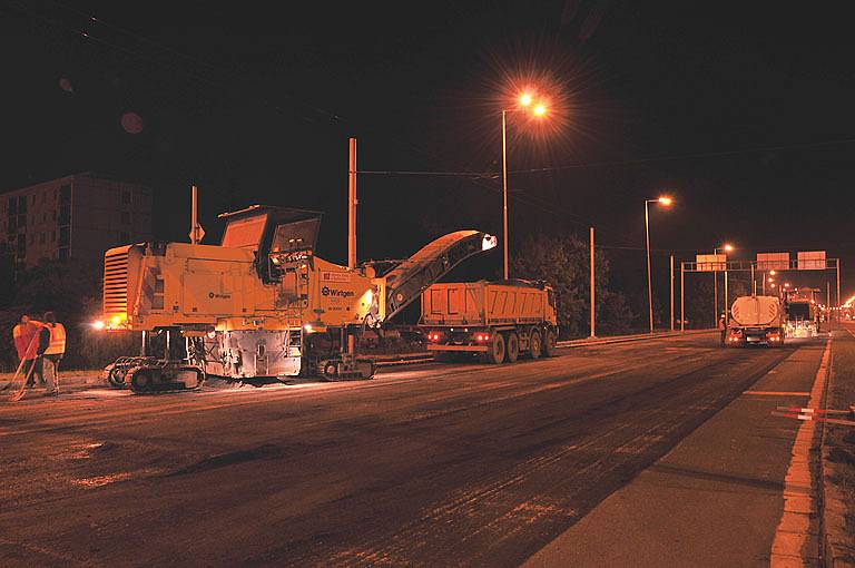 Noční práce při opravě vozovky na Brněnské třídě, sobota 27. září 2008, dvě hodiny po půlnoci