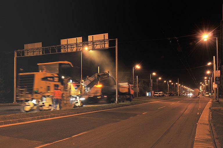 Noční práce při opravě vozovky na Brněnské třídě, sobota 27. září 2008, dvě hodiny po půlnoci