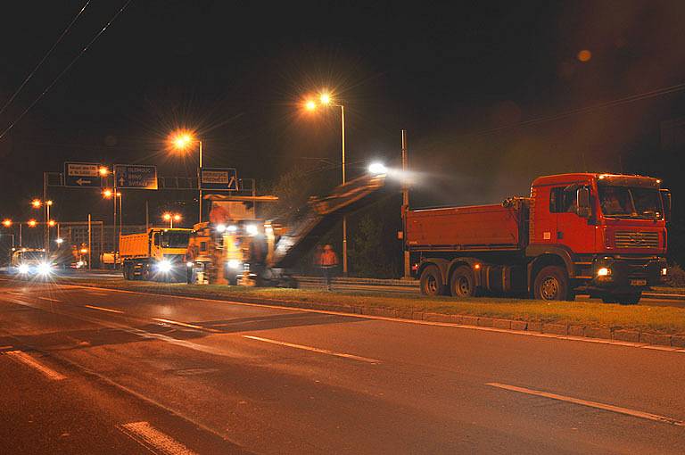 Noční práce při opravě vozovky na Brněnské třídě, sobota 27. září 2008, dvě hodiny po půlnoci