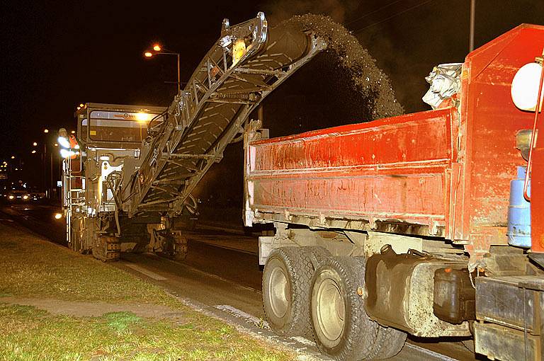 Noční práce při opravě vozovky na Brněnské třídě, sobota 27. září 2008, dvě hodiny po půlnoci