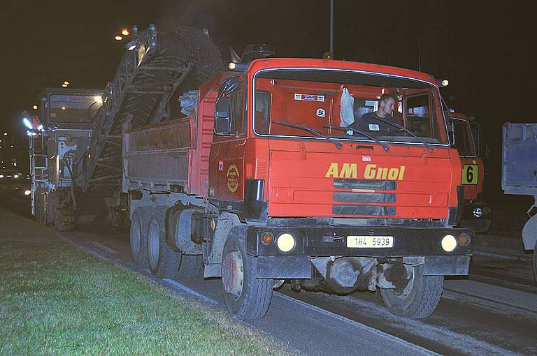 Noční práce při opravě vozovky na Brněnské třídě, sobota 27. září 2008, dvě hodiny po půlnoci