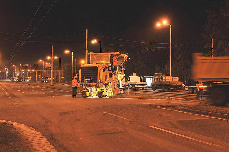 Noční práce při opravě vozovky na Brněnské třídě, sobota 27. září 2008, dvě hodiny po půlnoci