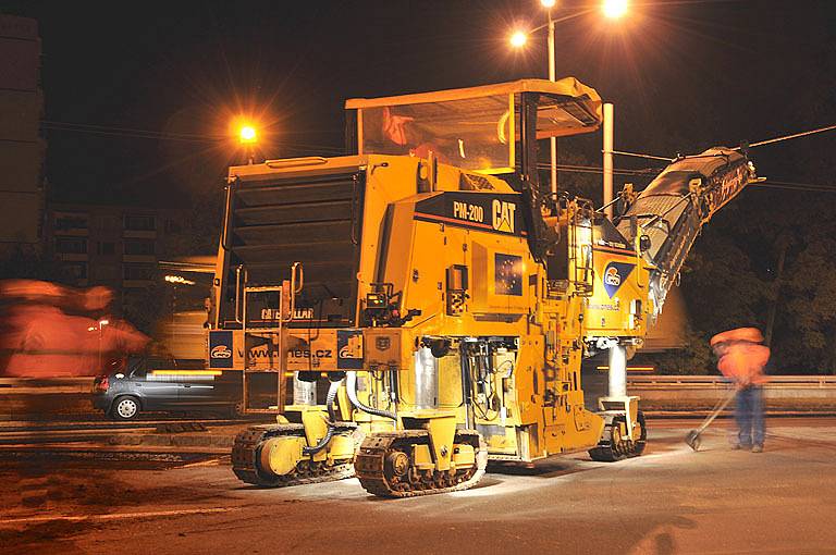 Noční práce při opravě vozovky na Brněnské třídě, sobota 27. září 2008, dvě hodiny po půlnoci