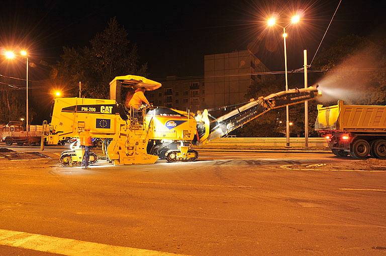 Noční práce při opravě vozovky na Brněnské třídě, sobota 27. září 2008, dvě hodiny po půlnoci