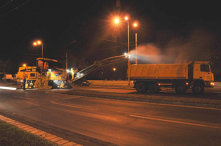 Noční práce při opravě vozovky na Brněnské třídě, sobota 27. září 2008, dvě hodiny po půlnoci