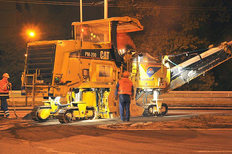 Noční práce při opravě vozovky na Brněnské třídě, sobota 27. září 2008, dvě hodiny po půlnoci