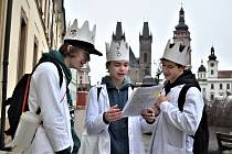 Do královéhradeckých ulic se v pátek ráno vydaly koledovat děti z hradeckých základních a středních škol.