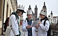 Do královéhradeckých ulic se v pátek ráno vydaly koledovat děti z hradeckých základních a středních škol.