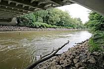 Velké kameny a ústí kanálů jsou nyní k vidění na toku řeky Orlice v Hradci Králové. Její hladina je totiž snížena o desítky centimetrů. Důvodem jsou opravy na elektrárně u Moravského jezu, které potrvají až do 3. října.