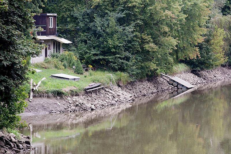 Velké kameny a ústí kanálů jsou nyní k vidění na toku řeky Orlice v Hradci Králové. Její hladina je totiž snížena o desítky centimetrů. Důvodem jsou opravy na elektrárně u Moravského jezu, které potrvají až do 3. října.