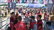 Třicet pět tisíc návštěvníků letos očekává Rock for People v Hradci Králové. Brány festivalového parku na letišti se otevřely ve středu v poledne.