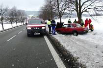 Osudná havárie osobního automobilu mezi Rybnou nad Zdobnicí a Vamberkem.
