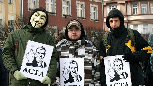 Lidé projevili nesouhlas s mezinárodní protipirátskou dohodou ACTA.