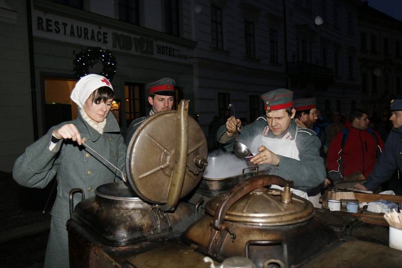 Nepřátelské strany vojáků slavily fotbalem Vánoce.