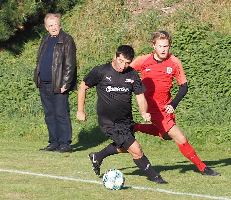 ŠLÁGR. Nechanice (v červeném) ukončily stoprocentní úspěšnost Dobřenicím, když vyhrály na jejich trávníku 2:0.